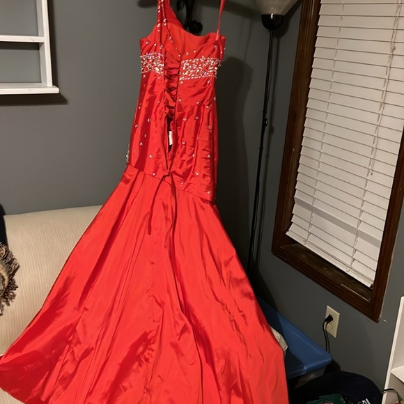 Mori Lee  formal red 1 shoulder sequin gown. Size 7/8 Perfect for Prom Season! - Picture 10 of 13
